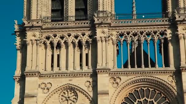 Notre-Dame de Paris en el cielo azul al atardecer . — Vídeo de stock