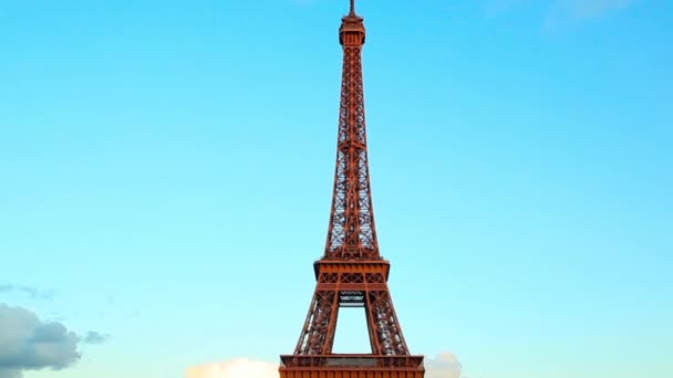 Increíble torre Eiffel al atardecer, cielo azul con tráfico nocturno — Vídeo de stock