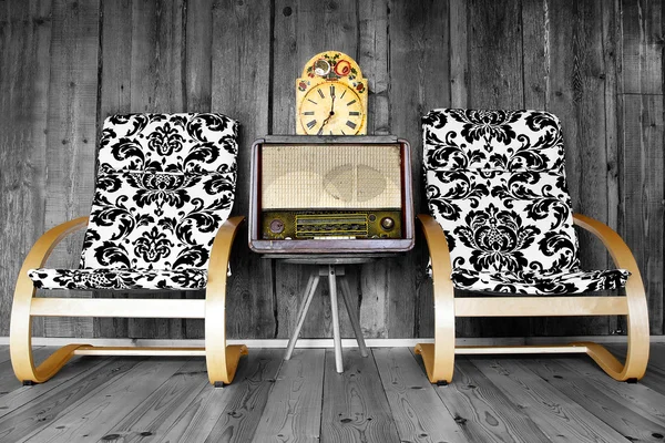 Cadeiras vintage com rádio e relógio — Fotografia de Stock