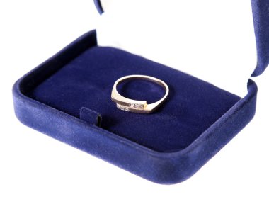 nişan alyans içinde üstünde kadife kutu