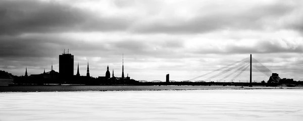 Riga şehir silueti kış nehir buz
