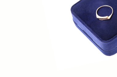 nişan alyans içinde üstünde kadife kutu