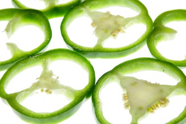 izole kırmızı biber tatlı biber dilimleri yeşil