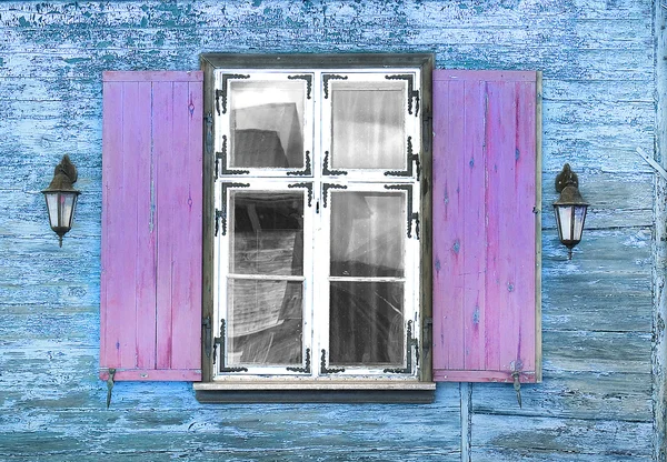 Ventana vintage con linternas casa de madera — Foto de Stock