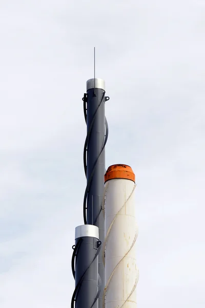 Tres chimeneas industriales en el fondo del cielo — Foto de Stock