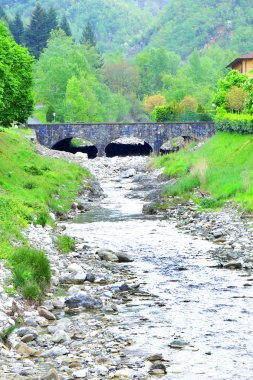 çok küçük Ortaçağ İtalyan köyde köprü