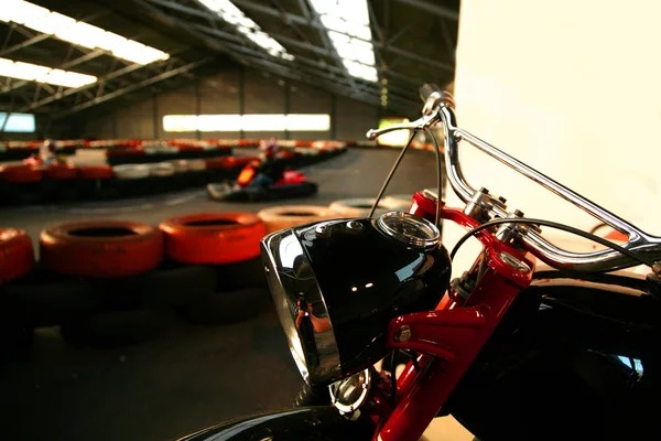 Vintage Bisiklet karting salonda moped
