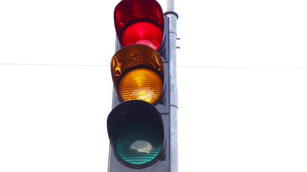 Traffic lights on street turning blinking from red stop to green go semaphore — Stock Video