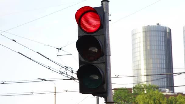 Traffic lights on street turning blinking from red stop to green go semaphore — Stock Video