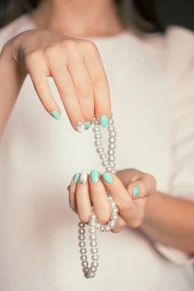 De vrouwelijke vingernagels schoonheid met turquoise en witte french manicure diamond en pearl — Stockfoto