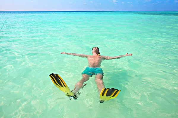 Man, ontspannen in geel zwart flippers vinnen en masker. — Stockfoto