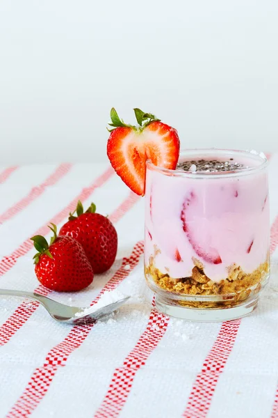 Taze soğuk yoğurt ve granola yulaf ezmesi havlu ile bardak — Stok fotoğraf