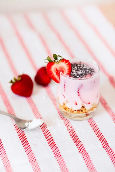 Taze soğuk yoğurt ve granola yulaf ezmesi havlu ile bardak — Stok fotoğraf