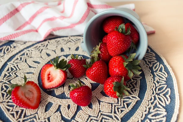 Fresh juicy strawberries in old rusty mug. Rustic wooden background with plaid patterned napkin and vintage towel. — Stock Photo, Image