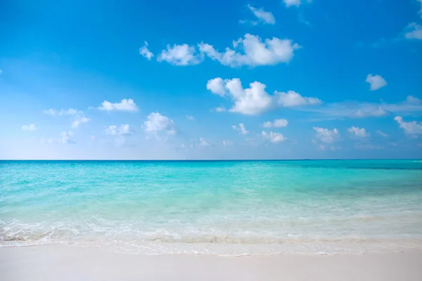 Кришталево чиста бірюзова вода на тропічному мальдівському пляжі — стокове фото