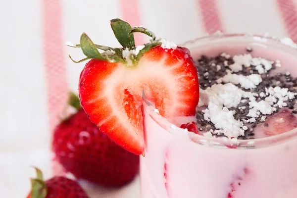 Lunettes de yaourt frais froid et flocons d'avoine granola avec serviette — Photo