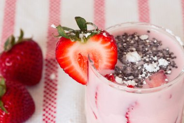 Taze soğuk yüzlü ve granola yulaf ezmesi havlu ile bardak