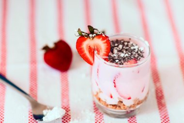 Taze soğuk yoğurt ve granola yulaf ezmesi havlu ile bardak