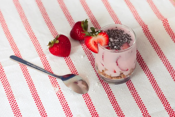 Lunettes de yaourt frais froid et flocons d'avoine granola avec serviette — Photo