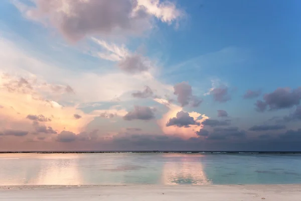 Пляж на рожевому сутінку з білим піском — стокове фото