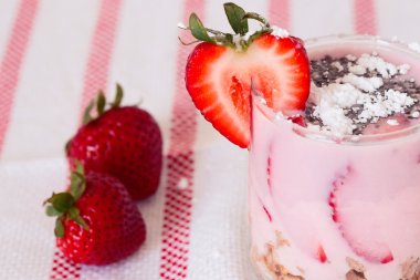 Taze soğuk yoğurt ve granola yulaf ezmesi havlu ile bardak