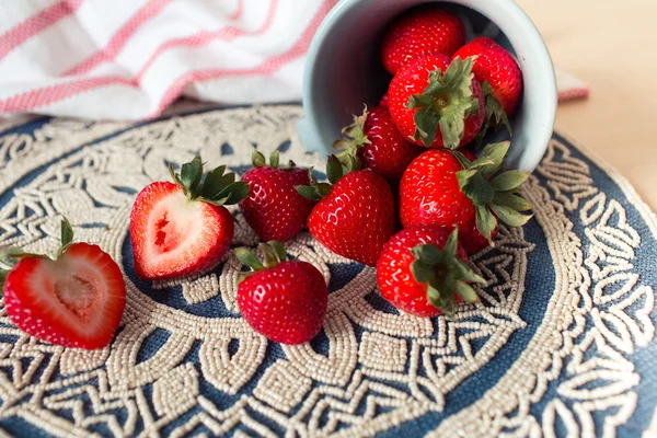Fresh juicy strawberries in old rusty mug. Rustic wooden background with plaid patterned napkin and vintage towel. — Stock Photo, Image