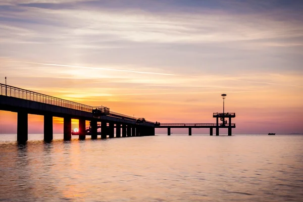 Alba sul ponte sul mare nella baia di Burgas — Foto Stock