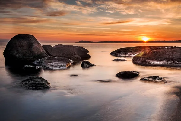 Красочный вид на восход солнца с береговых скал — стоковое фото