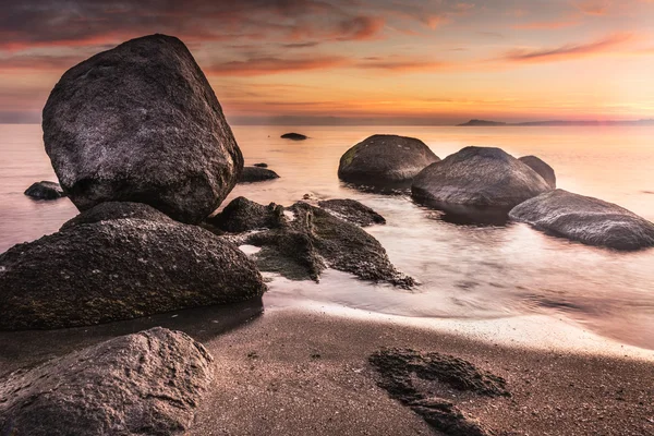 Красочный вид на восход солнца с береговых скал — стоковое фото