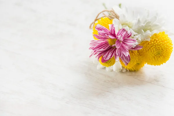 Ferske blomster, bukett på hvit, jordbruksbakgrunn – stockfoto