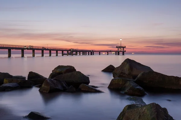 Východ slunce nad mořem most v Burgaském zálivu — Stock fotografie