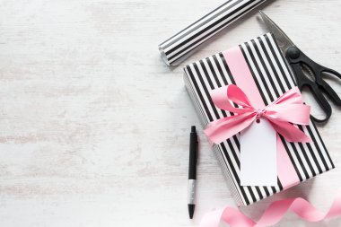 Eski arka plan ağaç hediye kutusu ve ambalaj malzemeleri bir beyaz. Tebrik Not üzerinden bağlı. 