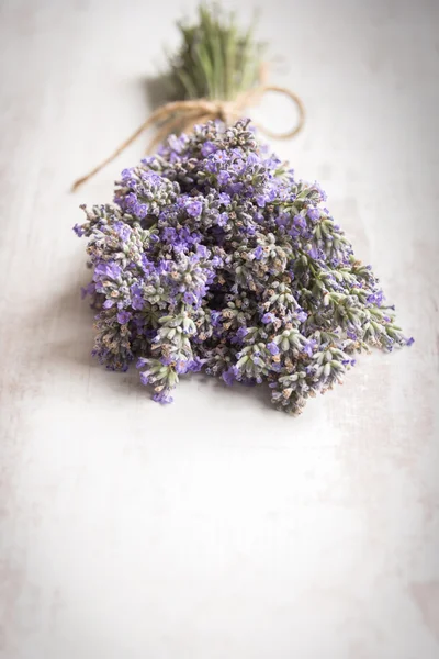 Close up of lavender bouquet over a white wood background. Vintage style. — Stock Photo, Image