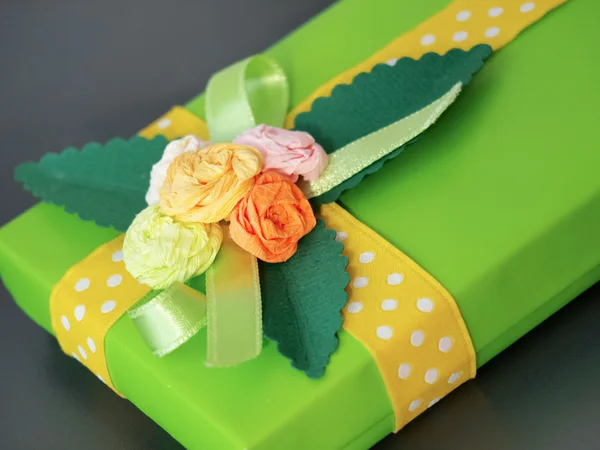 Coffret cadeau vert fait à la main décoré de roses en papier coloré — Photo