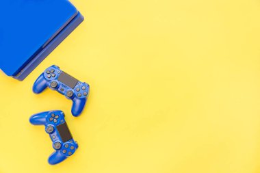 Modern oyuncaklar - oyun kontrolörleri ve bir konsol. Sanal gerçeklik oyunları aksesuarları.