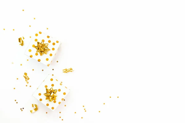 Widok Góry Złote Pudełka Złote Konfetti Kształcie Gwiazdy Białym Tle — Zdjęcie stockowe
