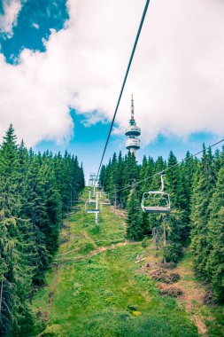 Bulgaristan 'ın Rodopi Dağı' ndaki Pamporovo tatil beldesi yakınlarındaki Snejanka televizyon kulesine oturan asansörden manzara.