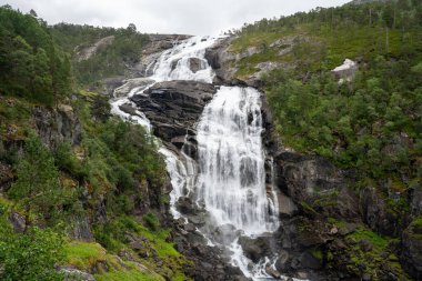 Espelandsfossen manzarası. Espeland Şelaleleri, Norveç, Avrupa.