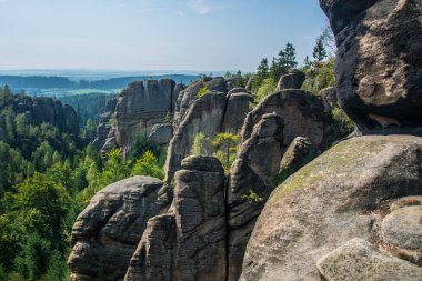 Çek Cumhuriyeti 'ndeki Broumov Kayaları kumtaşı oluşumlarının manzaralı manzarası dramatik uçurumlar, engebeli kaya kuleleri ve temiz bir gökyüzü altında el değmemiş doğa..