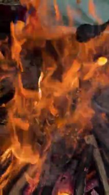 Havan puja 'daki Havan Kund' da alevlerin kapanışı, Hindu dininde bir tören. 