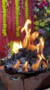 Hindu puja ayininin alevlerini kapatın.