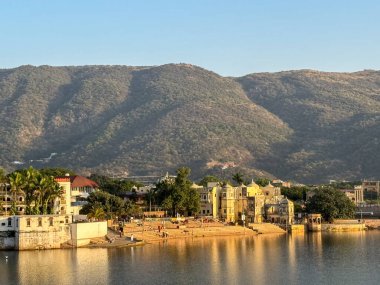 Pushkar Sarovar ve Aravalli Sıradağları 'nın yanındaki ghat manzarası