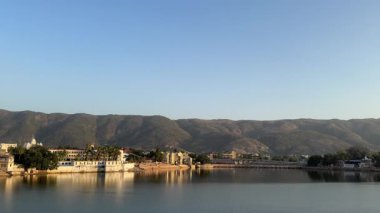 Pushkar Sarovar ya da göl manzarası ve Aravalli Tepeleri 'nin yanındaki ghat bir kafeden.
