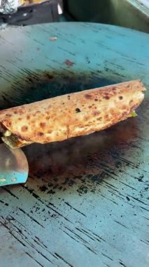 Sıcak bir tavada yapılan rulo ya da ambalaj.