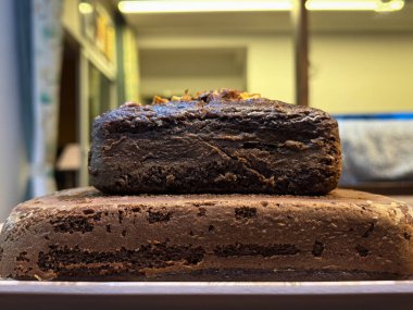 Çift katlı çikolatalı muzlu cevizli kekin yan görüntüsü.