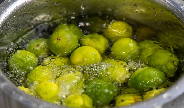 Limonlar onu yıkamak için su dolu bir kapta tutulur.