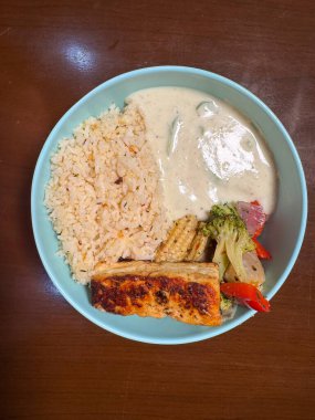 Paneer kasesinin yanına pilav ve kaymaklı sosla saut sebzeleri koy.