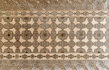 Jaipur 'un Amber Kalesi, Rajasthan' daki Sheesh Mahal 'ın tavanında karmaşık ayna çalışması.