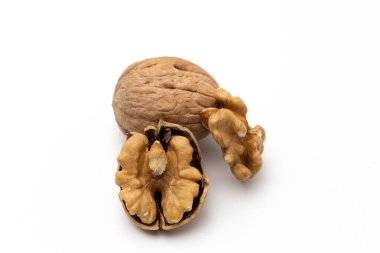 Kabuklu ceviz ve ceviz çekirdeklerini beyaz bir arkaplanda kapat