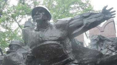 Almaty Anıtı 28 Panfilov yağmuru